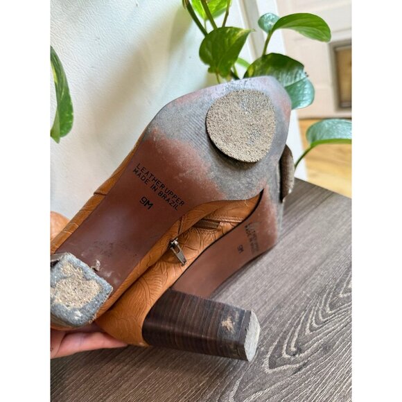 Vintage Brown Embossed Leather Ankle Boots – Size 9M - Picture 8 of 10